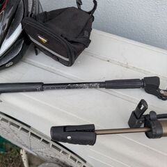 自転車用品4点セット　ヘルメット　スタンド　空気入れ　バッグの画像