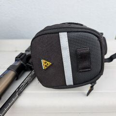 自転車用品4点セット　ヘルメット　スタンド　空気入れ　バッグの画像