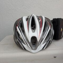 自転車用品4点セット　ヘルメット　スタンド　空気入れ　バッグの画像