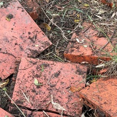 庭に敷くレンガタイル多数の画像