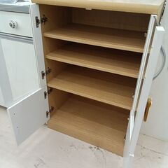 リユースのサカイ栃木店★ジモティ割あり★  食器棚 ライトブラウン×ホワイト W58×D39×H85 クリーニング済み TC11854の画像