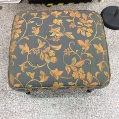 【カリモクのコロニアルシリーズ】スツール カリモク　コロニアル オットマン　椅子　イス　布製　花柄：ブラウンの画像