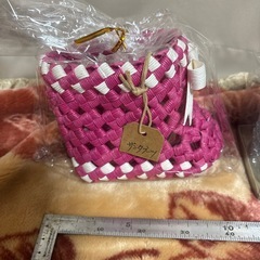 ピンクのサンタブーツと、クリスマスキャンドルの画像