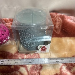 ピンクのサンタブーツと、クリスマスキャンドルの画像