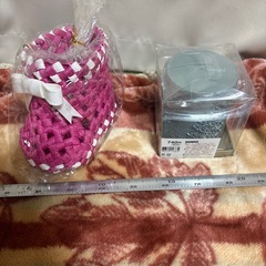 ピンクのサンタブーツと、クリスマスキャンドルの画像