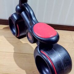 バランスバイク 太いタイヤ ファーストバイク キックバイク ストライダー 赤 黒 二輪車 自転車 バランス 練習 室内 屋内 外遊び 子供 キッズ おもちゃ　乗用玩具の画像