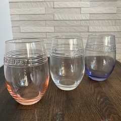 ✨新品 未使用品✨ 稀少【LE CREUSET】ル・クルーゼ　オリジナルグラス　クリア＆ブルー＆ピンク3個セット　非売品　ボス BOSSコラボ　の画像