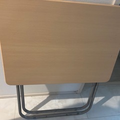 折りたたみテーブルの画像