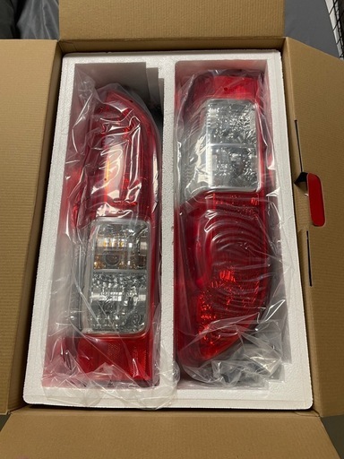 ハイエーステールランプ新車はずし
