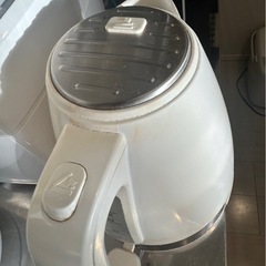 デロンギの電気ポットの画像