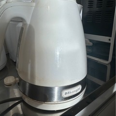 デロンギの電気ポットの画像