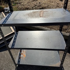 しっかりした大きなスチール棚の画像