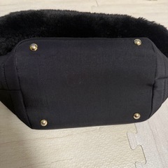 ハンドバッグ
 黒 ファー付きの画像