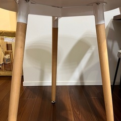 丸い白テーブルの画像