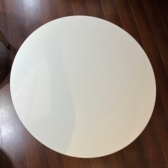 丸い白テーブルの画像