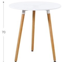 丸い白テーブルの画像