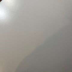 丸い白テーブルの画像