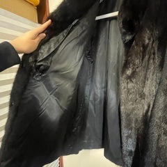SAGA MINK 黒いロングスリーブミンクファーコート 毛皮 ミンク ファー コート ブラック 本毛皮の画像
