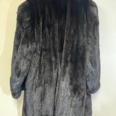 SAGA MINK 黒いロングスリーブミンクファーコート 毛皮 ミンク ファー コート ブラック 本毛皮の画像
