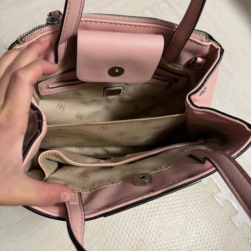 GUESS ピンク ハンドバッグ
