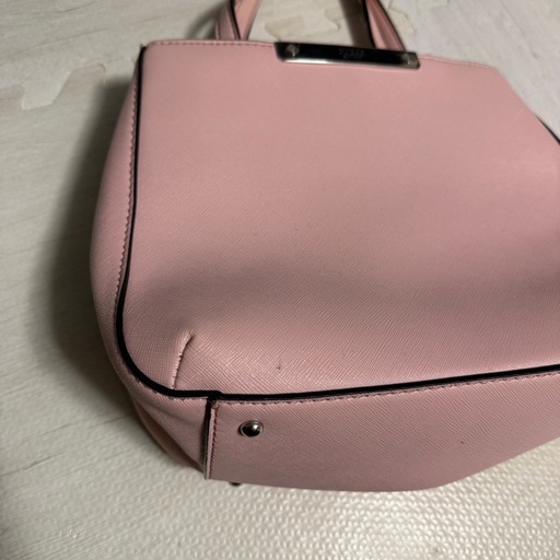 GUESS ピンク ハンドバッグ
