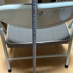 折りたたみ椅子の画像