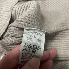 ベージュ　ニットの画像