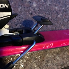 スキー板とポールのセットの画像