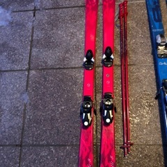 スキー板とポールのセットの画像