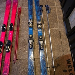 スキー板とポールのセットの画像