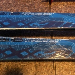 スキー板とポールのセットの画像