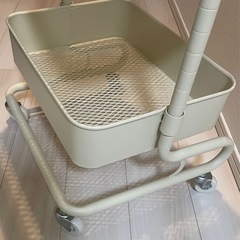 受け渡し者決定しました。クリーム色キャスター付きラックの画像