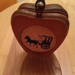 未使用　木製＆コルク製コースター4個セット　専用ホルダー付き　馬車絵柄の画像