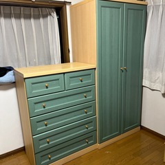 パステルカラーのタンスと洋服ダンスの画像