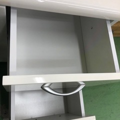 【ドリーム川西店御来店限定】☆ジモティー見たよ♪割引☆  キャスター付きロータイプ食器棚 WHT クリーニング済み 【99560000039299】の画像