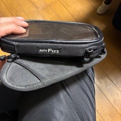 バイク　タンクに付けるスマホホルダーの画像