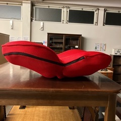 12/25まで店頭商品一部を除き半額クリスマスSALE!!開催中 イ2512-042 東急スポーツオアシス ながら骨盤チェア Smart レッド 中古美品の画像