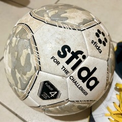 フットサル用 ボールとシューズの画像