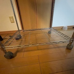 0円／引取限定　スチールラック（木天板・上段棚2／下段棚1・キャスター付）高さ約150〜160cm　まとめて引取優先 価格：0円（現状渡し・ノークレームノーリターン）の画像