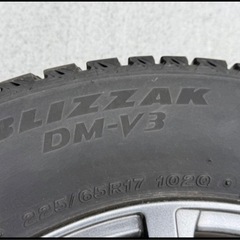 ブリヂストンスタッドレスタイヤ225.65.17の画像