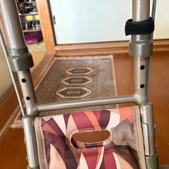 座れるシルバーカー　杖立て付手押し車の画像