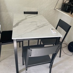 美品　4人掛けテーブル＆椅子✖️4の画像