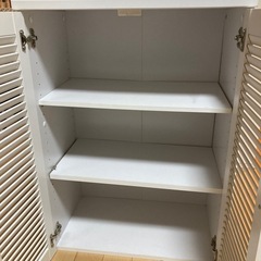 白い棚　木製の画像