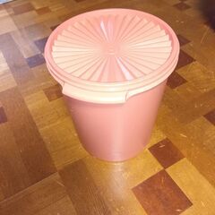 タッパーウェアの丸型保存容器③の画像