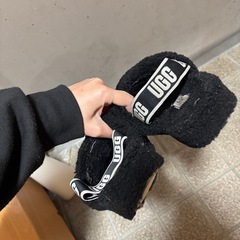 uggモコモコサンダル黒の画像