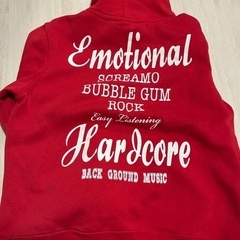 赤トレーナーの画像