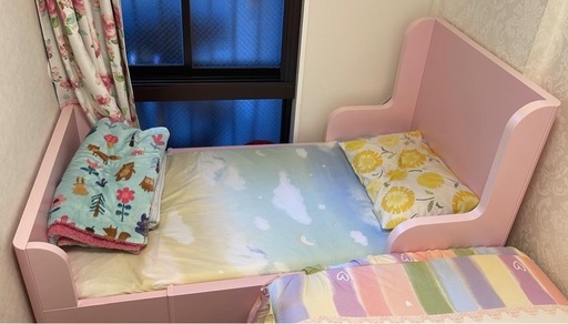 ① IKEA ブースンゲ（BUSUNGE）伸長式ベッド（ピンク 80×200cm） ② OMSINT（オムスイント）ポケットコイルマットレス（伸長式ベッド用 80×200cm）