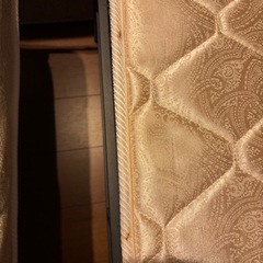 マットレスとベッドフレームの画像