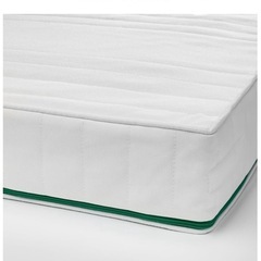 ① IKEA ブースンゲ（BUSUNGE）伸長式ベッド（ピンク 80×200cm） ② OMSINT（オムスイント）ポケットコイルマットレス（伸長式ベッド用 80×200cm）の画像