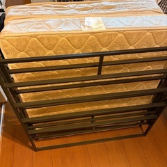 マットレスとベッドフレームの画像